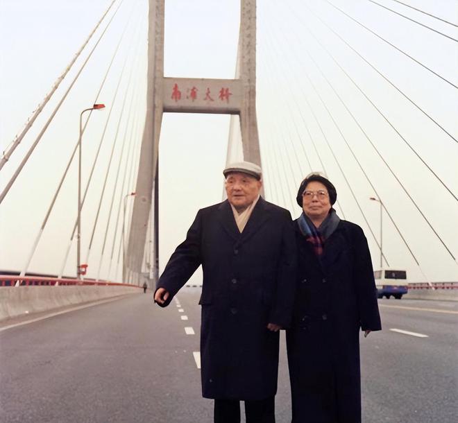 FB体育 FB体育平台1994年春节离开上海前对黄菊说：这是上海最后的机遇(图9)