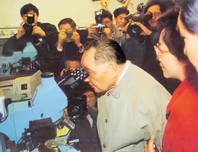 FB体育 FB体育平台1994年春节离开上海前对黄菊说：这是上海最后的机遇(图17)