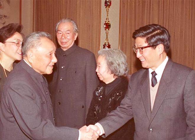 FB体育 FB体育平台1994年春节离开上海前对黄菊说：这是上海最后的机遇(图18)