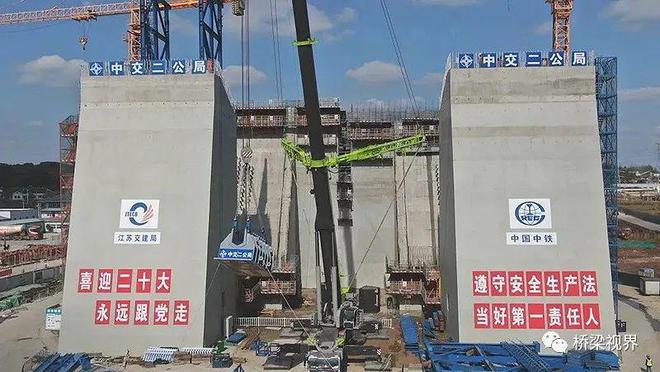 桥梁大事：龙潭长江大桥进入上部结构施工、横州大桥吊索安装完成FB体育 FB体育平台(图1)
