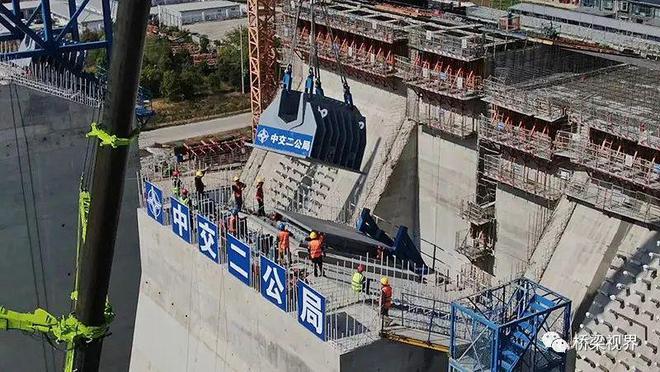 桥梁大事：龙潭长江大桥进入上部结构施工、横州大桥吊索安装完成FB体育 FB体育平台(图2)