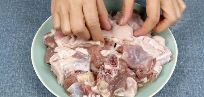 洗羊肉时只用清水洗是不对的！教你一招羊FB体育 FB体育平台肉洗得干净还没膻味(图7)