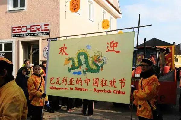 它是欧洲最神奇的小镇居民自称“中国人”春节连过近百年官方语言都是中文春节过得比咱们还热FB体育 FB体育平台闹。(图10)