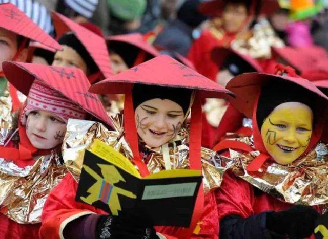 它是欧洲最神奇的小镇居民自称“中国人”春节连过近百年官方语言都是中文春节过得比咱们还热FB体育 FB体育平台闹。(图11)
