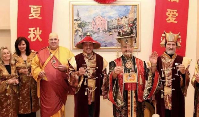 它是欧洲最神奇的小镇居民自称“中国人”春节连过近百年官方语言都是中文春节过得比咱们还热FB体育 FB体育平台闹。(图13)