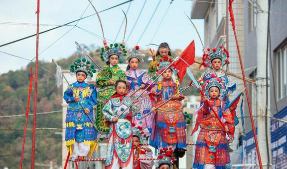 春节习俗“抬阁”抬的是福气也是希FB体育 FB体育平台望你的家乡有这个习俗吗？(图2)