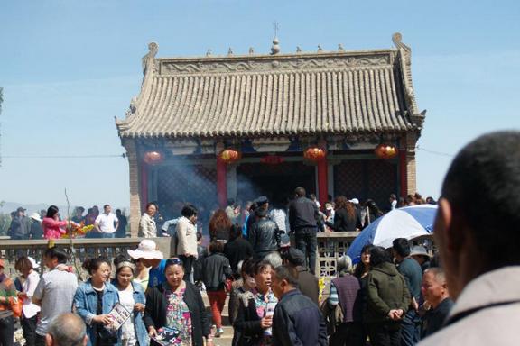河南太昊庙会春节时“人神共娱”的娱乐盛会藏着哪些秘密？FB体育 FB体育平台(图1)
