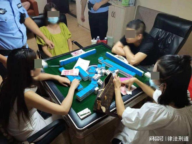 FB体育 FB体育平台贪官在“黄色日记”中立下“大志” 贪够一百万后与情妇私奔(图3)