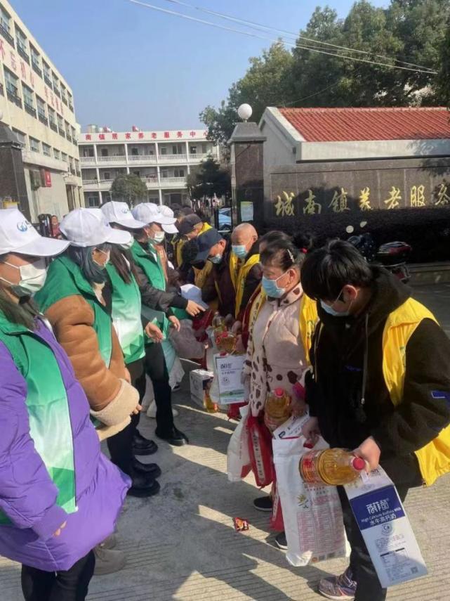 FB体育 FB体育平台爱孝在行动 助老迎新春 友邦千盛开展春节走访慰问活动(图2)
