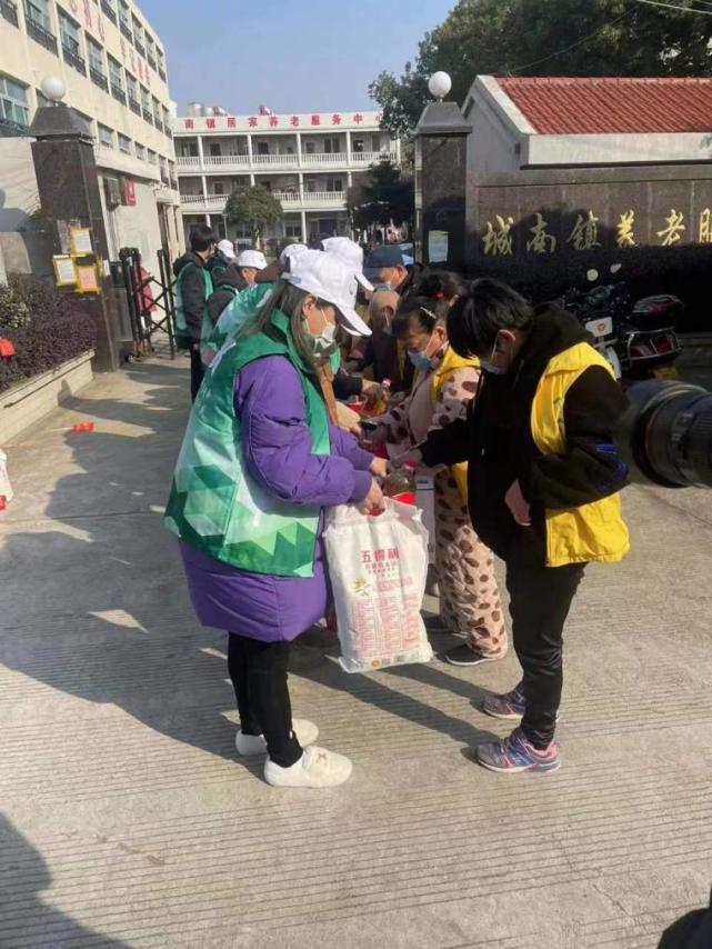 FB体育 FB体育平台爱孝在行动 助老迎新春 友邦千盛开展春节走访慰问活动(图4)